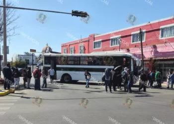 Foto: Rubén Morales // Los profesores decidieron bloquear por varias horas el crucero de Fonapas, donde retuvieron varias unidades de transporte urbano.