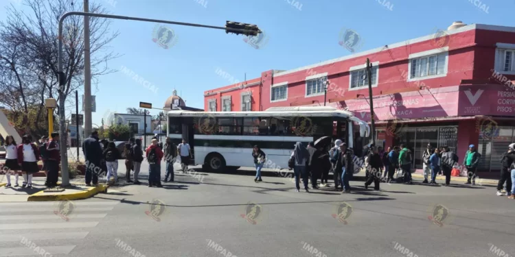 Foto: Rubén Morales // Los profesores decidieron bloquear por varias horas el crucero de Fonapas, donde retuvieron varias unidades de transporte urbano.