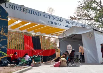 Foto: Adrián Gaytán // Los sindicalizados recibieron las propuestas de las autoridades.