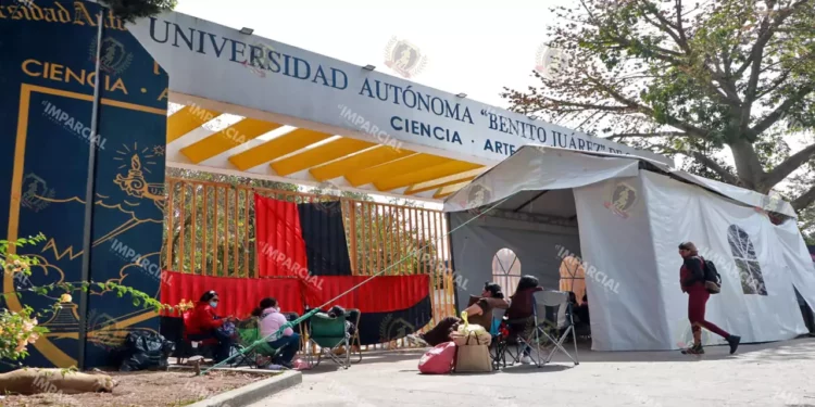 Foto: Adrián Gaytán // Los sindicalizados recibieron las propuestas de las autoridades.