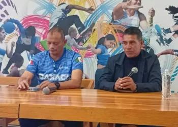 Foto: Leobardo García Reyes // Marcelino Albuerne Ronquillo y Juan de Dios Uribe Ríos invitan a los jugadores a participar.