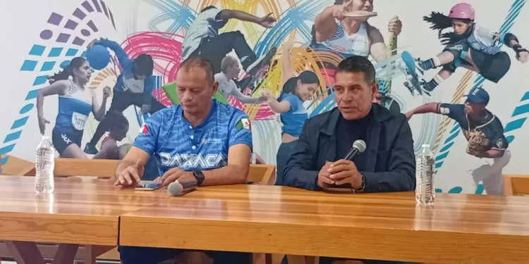 Foto: Leobardo García Reyes // Marcelino Albuerne Ronquillo y Juan de Dios Uribe Ríos invitan a los jugadores a participar.