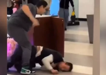 VIDEO | “Vamos, mexicano, pelea”: latino noquea a agresor que lo provocó en centro comercial de EE.UU.