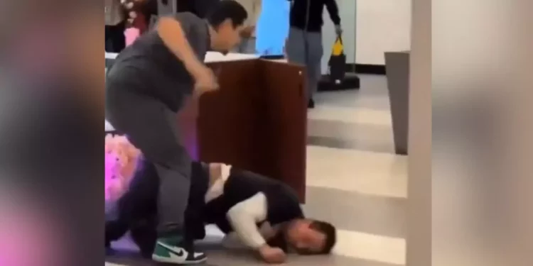 VIDEO | “Vamos, mexicano, pelea”: latino noquea a agresor que lo provocó en centro comercial de EE.UU.