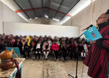 Niñas y niños de Chalcatongo participaron en la presentación del libro que promueve valores y cultura de paz.
