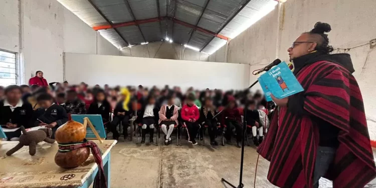 Niñas y niños de Chalcatongo participaron en la presentación del libro que promueve valores y cultura de paz.