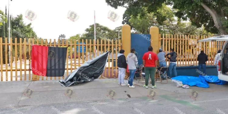 Foto: Adrián Gaytán // No bien acaba de salir de una huelga, la UABJO afronta nueva amenaza. Hoy hay paro de 12 horas convocado por el STEUABJO.