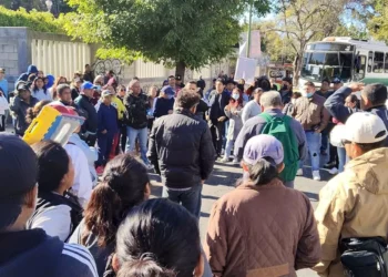 Padres de familia debieron bloquear la vía a San Felipe para que el IEEPO se dignara escucharlos.