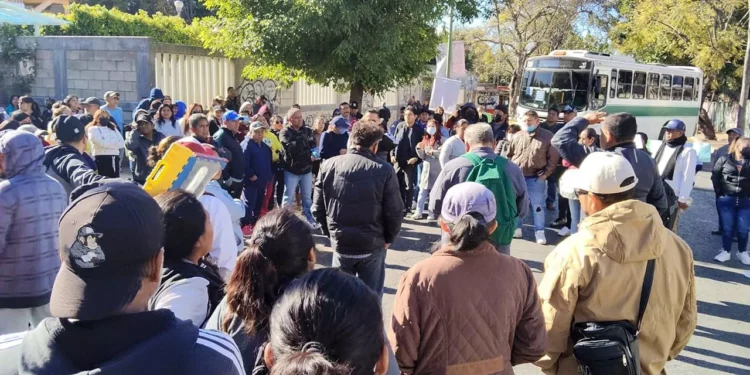 Padres de familia debieron bloquear la vía a San Felipe para que el IEEPO se dignara escucharlos.
