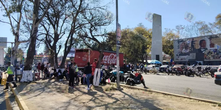 Foto: Jesús Santiago // Profesores de la S-22 bloquearon el crucero de la carretera 190 y la salida a Tuxtepec.