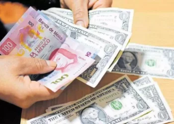 ¿Menos dólares a casa? La caída de remesas en 2025 y qué significa para tu bolsillo
