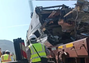 Foto: Agencias // Restos del tren descarrilado son retirados del lugar del accidente.