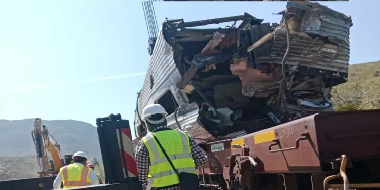Foto: Agencias // Restos del tren descarrilado son retirados del lugar del accidente.