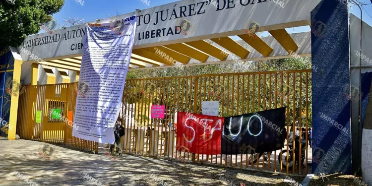 Foto: Rubén Morales // El paro de actividades de 12 horas por parte del STAUO; aún no es huelga.