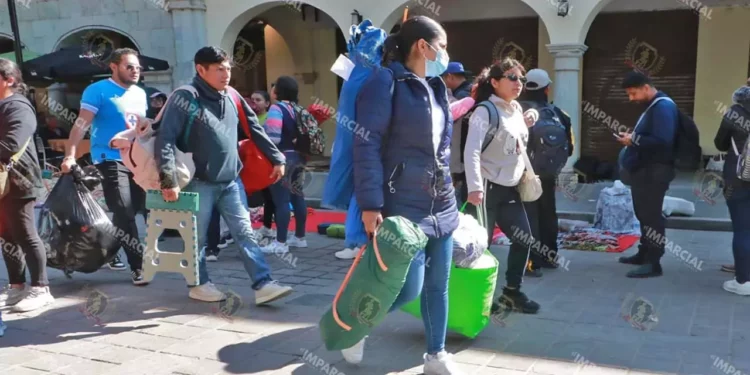 Foto: Adrián Gaytán // Sin lograr el objetivo principal, trabajadores de la educación levantaron el plantón y regresan el lunes a clases.