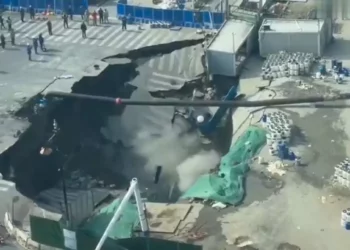VIDEO VIRAL: Gigantesco socavón “devora” una calle en China y causa pánico entre trabajadores