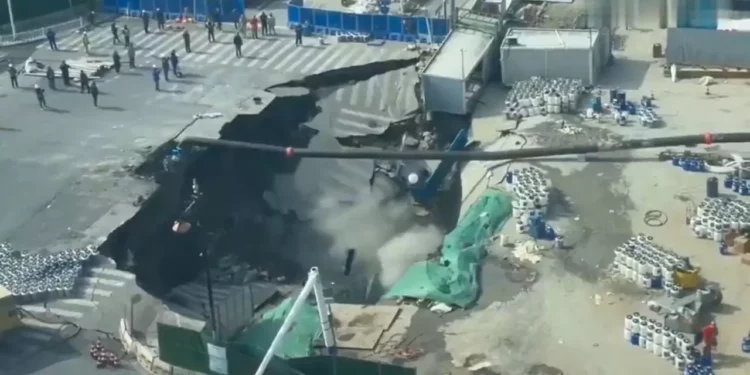 VIDEO VIRAL: Gigantesco socavón “devora” una calle en China y causa pánico entre trabajadores