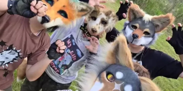¿Qué son los Therians? La tendencia viral en TikTok de jóvenes que actúan como animales
