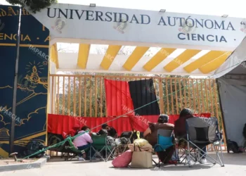 Trabajadores y empleados de la institución descartaron levantar la protesta esta semana, ante la falta de acuerdos.