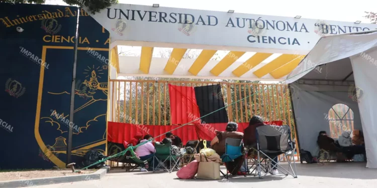 Trabajadores y empleados de la institución descartaron levantar la protesta esta semana, ante la falta de acuerdos.