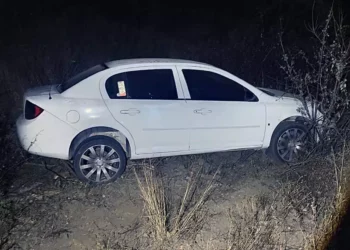 Un automóvil marca Pontiac se salió del camino; se desconocen las causas.