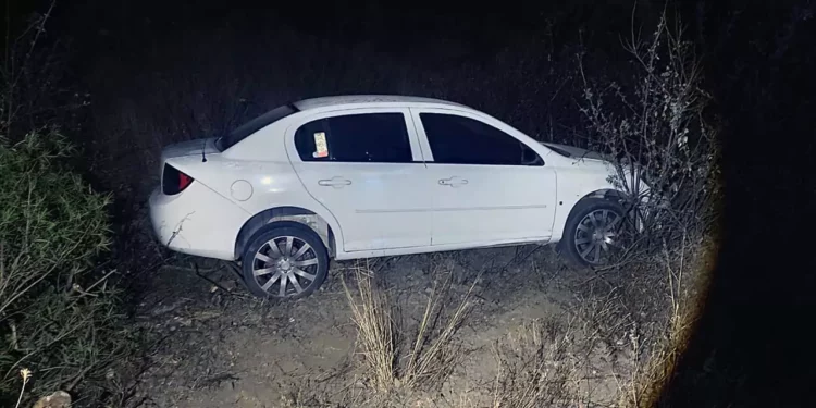 Un automóvil marca Pontiac se salió del camino; se desconocen las causas.