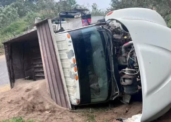 Un camión de volteo cargado con arena fue hallado volcado en la carretera.