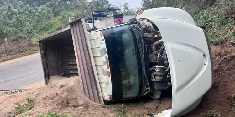 Un camión de volteo cargado con arena fue hallado volcado en la carretera.