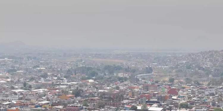 Foto: cortesía // Una gruesa capa de aire enrarecido se pudo observar en horarios y días diferentes en la capital del estado.