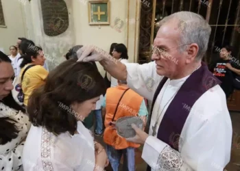 Foto: Adrián Gaytán // Uno a uno, incluso bebés, eran marcados en sus frentes o cabeza con la ceniza bendecida para tal fin.