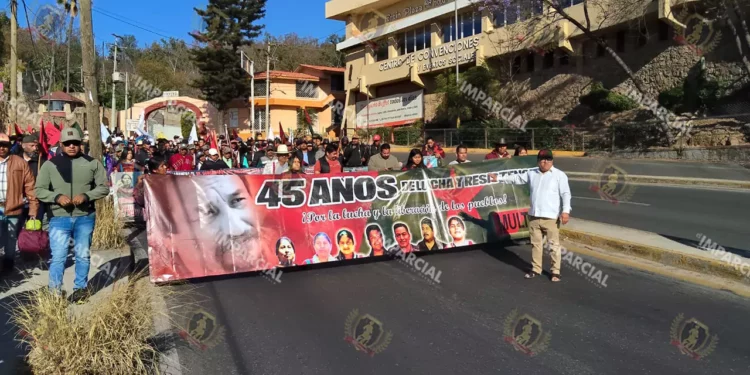 Marcha MULT en la ciudad de Oaxaca para exigir justicia por sus compañeros asesinados