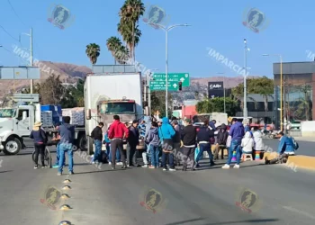 Persisten bloqueos de S-22; impiden paso en caseta de Huitzo