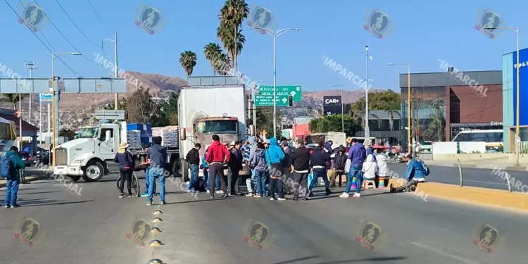 Persisten bloqueos de S-22; impiden paso en caseta de Huitzo