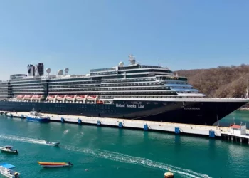 Arriba el crucero Zuiderdam al puerto de Santa Cruz Huatulco