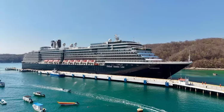 Arriba el crucero Zuiderdam al puerto de Santa Cruz Huatulco