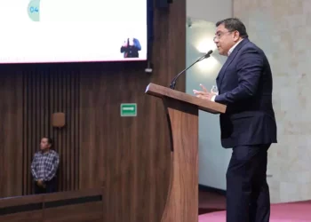 Foto: Congreso de Oaxaca // Con gráficas, Acevedo López intentaba explicar la aplicación de recursos públicos.