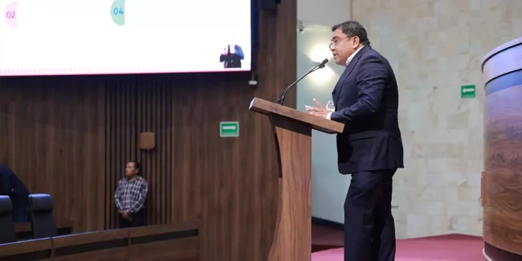Foto: Congreso de Oaxaca // Con gráficas, Acevedo López intentaba explicar la aplicación de recursos públicos.