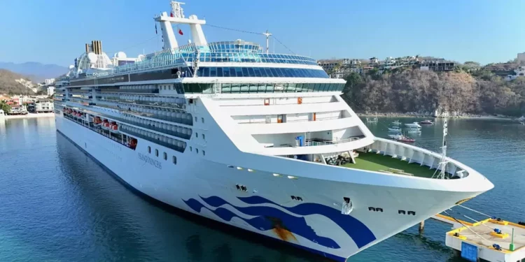 Arriba el crucero Island Princess a las Bahías de Huatulco