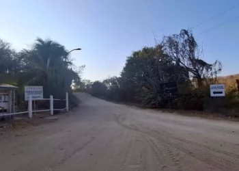 Crece tensión en playa Salchi
