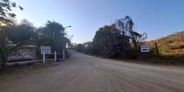 Crece tensión en playa Salchi