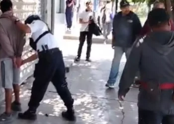 Acusan a sujeto de acosar a estudiantes en plena vía pública en Oaxaca
