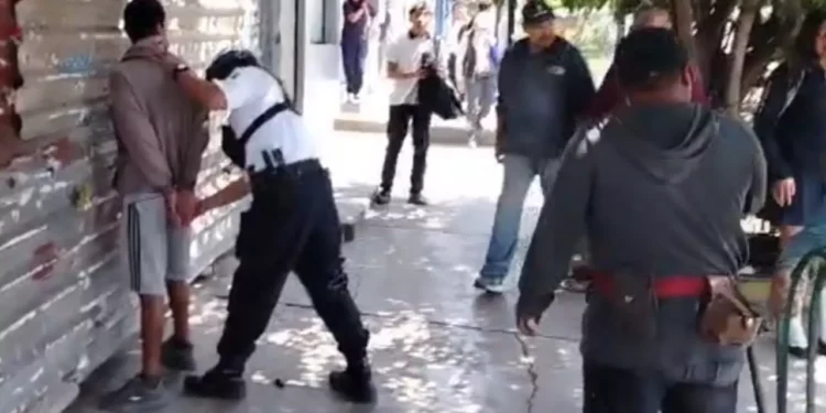 Acusan a sujeto de acosar a estudiantes en plena vía pública en Oaxaca