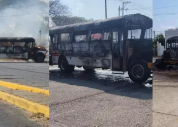 VIDEO | Queman autobús en Juchitán y reavivan sospechas de extorsión
