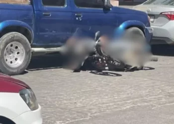 Sangre en el corazón de Tlacolula: acribillan a motociclista frente a Elektra