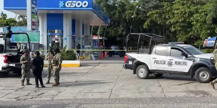 Ultiman a hombre a balazos en gasolinera de Pinotepa Nacional
