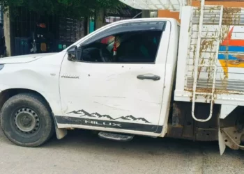 Balacera e impunidad: camioneta acribillada aparece frente a comandancia en La Ventosa