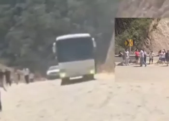 VIDEO | Autopista de 13 mil millones, entre derrumbes y quejas: viajar a la costa, un riesgo