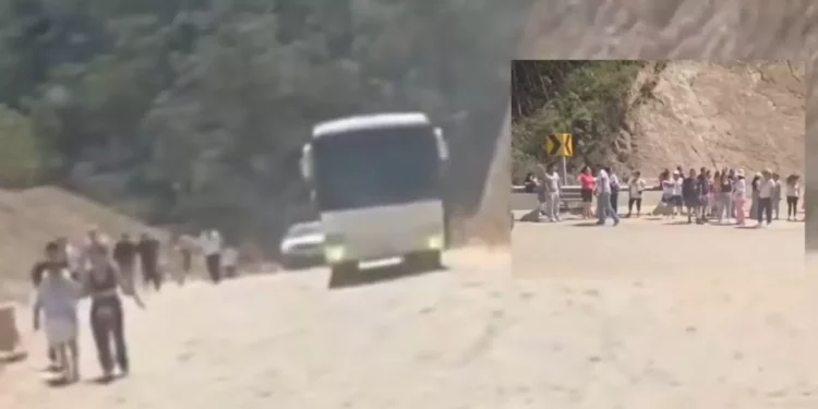 VIDEO | Autopista de 13 mil millones, entre derrumbes y quejas: viajar a la costa, un riesgo