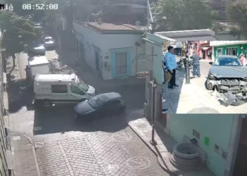 VIDEO | Tras rebase imprudente choque aparatoso en el centro de Oaxaca