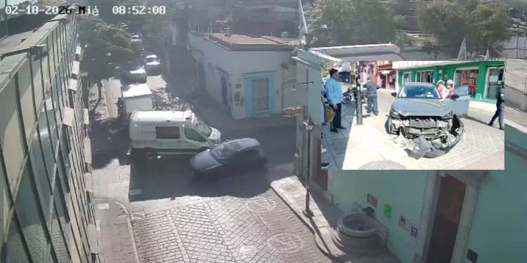 VIDEO | Tras rebase imprudente choque aparatoso en el centro de Oaxaca